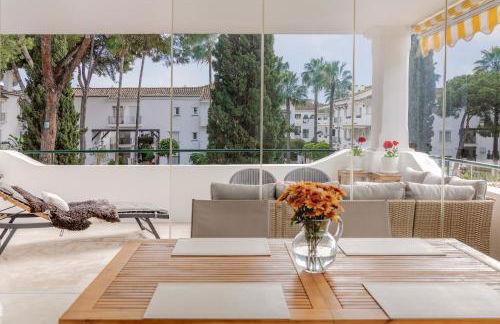 Elegant Marbella Apartment, 5-Pool Oasis, Sunlit Terrace, Garage - Photo 3