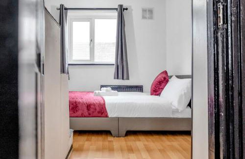 Spacious 4-Bed Haven in Orpington Retreat - Photo 22