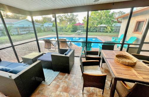 Dream Vacation Home w Heated Pool Close to Beaches Clearwater St Pete Quiet with Big Backyard - Foto 11