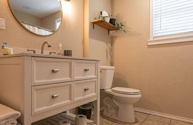 Escape to a Restored 1920s East Waco Bungalow - Foto 9