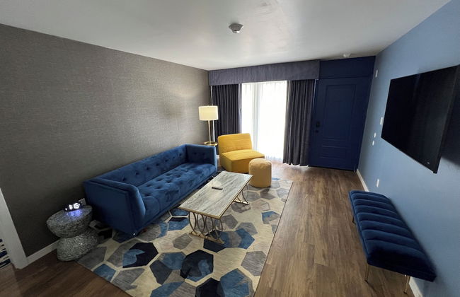 Lighthouse Inn & Suites - Photo 43