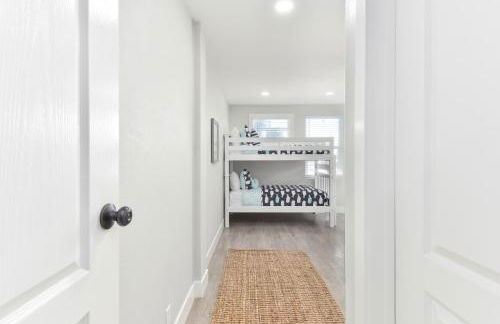 Sunset Island 3 Level Home on the Water sleeps 10 - Photo 29