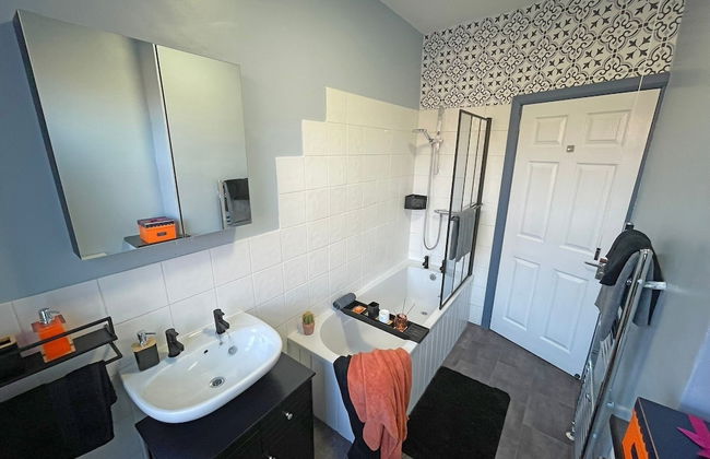 Spacious 3-Bedroom House with Parking - Photo 10