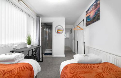 Sittingbourne Lodge, free car park - 4 Cars - Photo 8