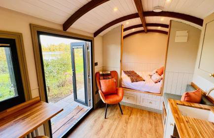 The Dragonfly - Luxury Lakeside Shepherds Hut - Foto 18