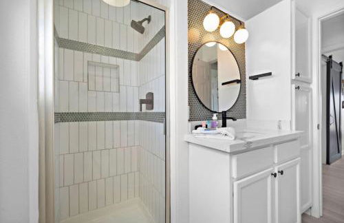 Stylish Home with game room, deck, and canal access - Foto 31