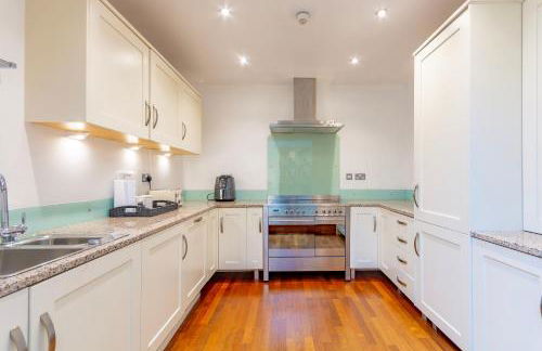 Luxury Spacious Flat For 4 Guests & Free Parking - Photo 12