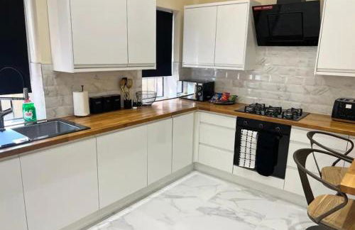 3 Bed - Sleeps 7 - Free Parking - Central Location - Foto 9