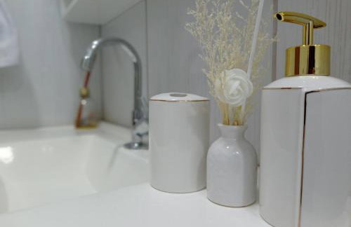 APTO COM VARANDA - 5KM DO AEROPORTO BSB - Nucleo Bandeirante - Foto 9