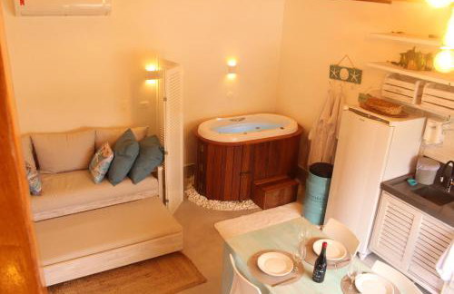 Casa d'Aroeira Residencial Boutique - Centro de Juqueí - Perto de Tudo - 2 quadras do Mar - Serviço de Praia - Roupa de Cama 600 fios algodão Egípcio - Tudo Novo - Estacionamento Interno - Cozinha - Consulte unidades com Ofurô Hidro e Cromoterapia - Foto 11