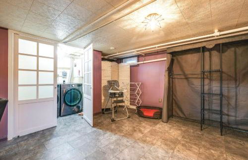 Colorful Roanoke Vacation Rental with Hot Tub! - Foto 19