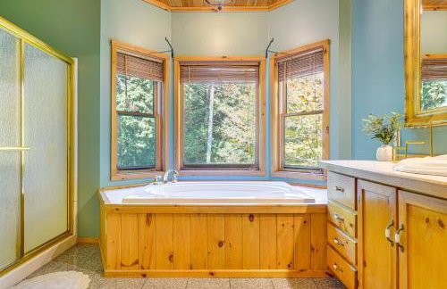 Private Deck and Fire Pit Adirondack Family Home - Foto 14