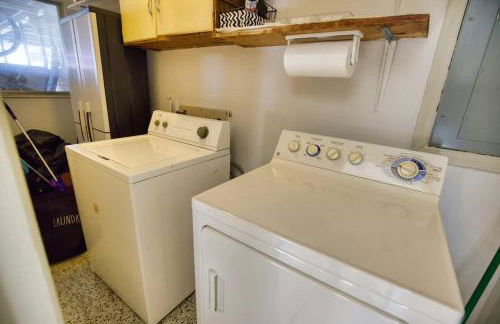 Retro-Inspired Stay BBQ Patio Close to Downtown - Foto 21