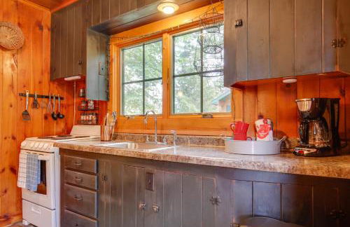 Lakefront Cabin with Private Dock and Fire Pit! - Foto 9