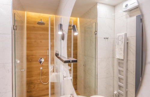 V Luxury Apartment - Photo 40