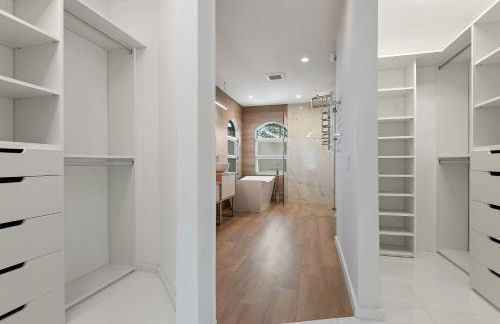 Luxury Modern Waterfront House in BEST Location! King Bed Suite & Close to Beach - Photo 23