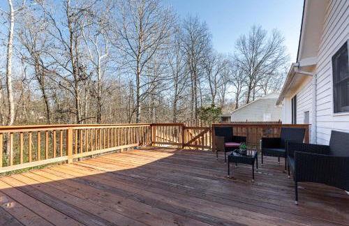 Stylish Home with BBQ Patio Prime Greensboro Spot - Foto 6
