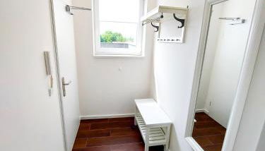 PB Ferienwohnungen - FeWo 7 - Stilvoll eingerichtetes Apartment im Herzen Senftenbergs - Foto 4, wardrobe