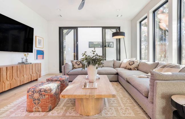 Modern Retreat w/ Pool, Guest House & Deck Lounge Henley by Avantstay - Foto 7