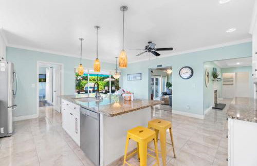 Across from Beach- 3 Master Suites, Heated Pool & Spa, Tanning Ledge, Golden Tee - by Maven Vacation Rentals - Foto 14