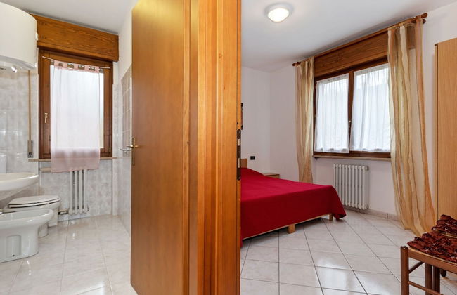 Spacious Apartment With Garden - Photo 15