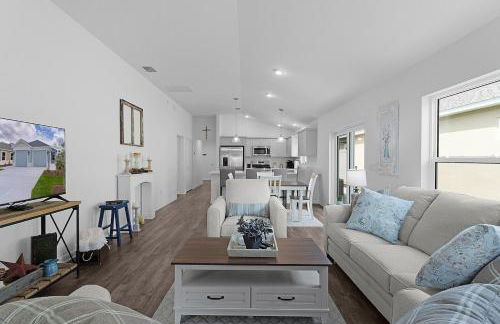 Cozy Family Stay- Queen-Double-Twins Bed- Full Kitchen-Netflix-Golf Cart-WiFi - Photo 2