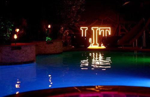 Serene 4BR Lux Home w Heated Spa Pool Massage Chair - Foto 45