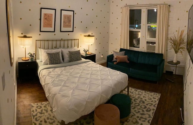 Gorgeous Studio in Beverly Boulevard! Sleeps 4! - Photo 2