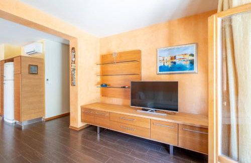 Charming Orange Apartment with Private Pool and Garden Oasis - Foto 15