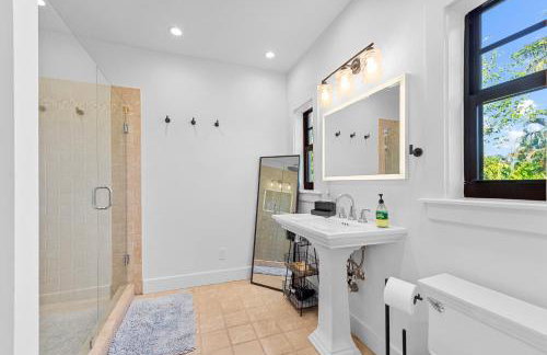 Sunny 4BR Getaway Pool & Private Guest Suite - Foto 35