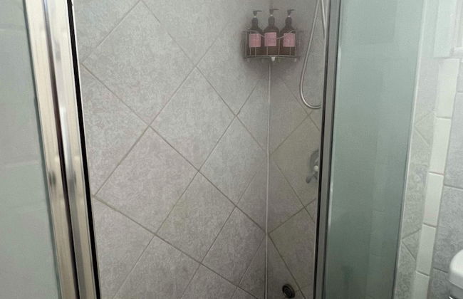 Monterey Park Retreat: Spectacular Views & Comfort - Foto 18