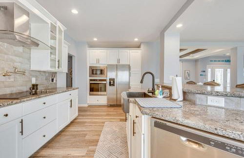 Private Beach and Deck Bayfront Home in Hayes! - Foto 8