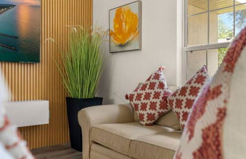 Modern Retreat Pool and Game Room - Foto 8