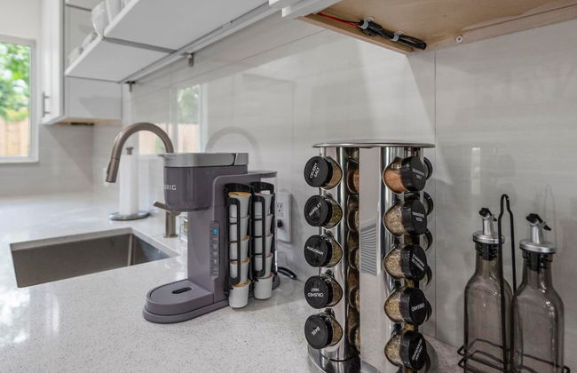 Uhost AI Stylish 1BR Bright Space w Patio - Foto 13