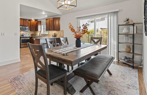 Fire Pit Getaway Shops and Dining 70in TV - Foto 8