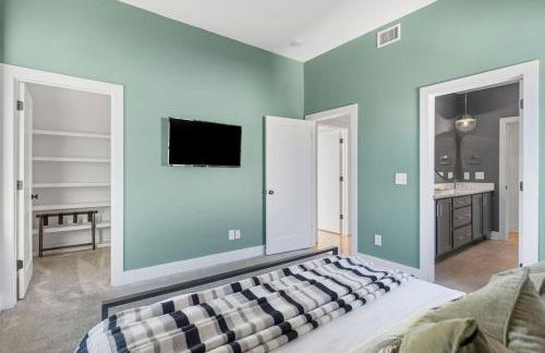 Modern House by Downtown with Garage and Fenced-in Yard - Foto 38