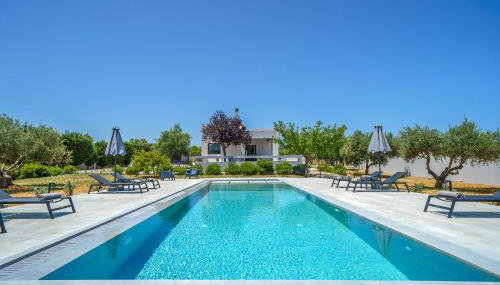 Nostra Terra Villa, 2-acre Secluded Nature Escape with Heated Pool, By ThinkVilla - Foto 3, sunbed
