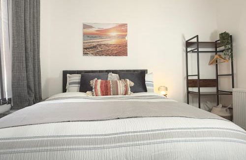 'The Elegant Comfort' - A Stunning Luxury 2-Bed Flat with Private Garden & Patio - Free Parking - Photo 39