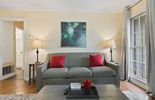 Large Fenced Yard near Midtown- Shamrock Stay - Foto 46