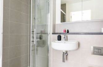 Stylish & Comfortable Top-Floor Flat in Harrow - Photo 12