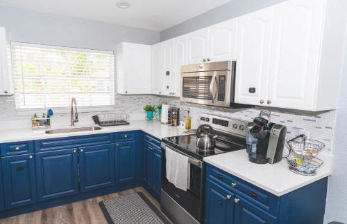 Golfers Paradise 4-hole PUTT-PUTT, Mega Chess with huge backyard, hammock - Photo 25