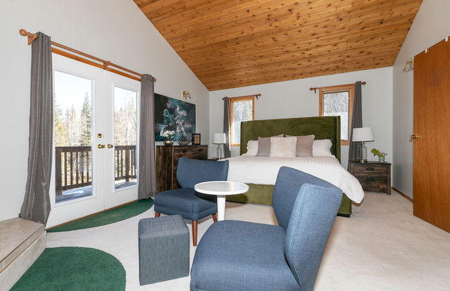 Dream 4-Br 4-Ba Chalet | Private Hot Tub | 2 min to Jasper National Park Gates - Photo 4