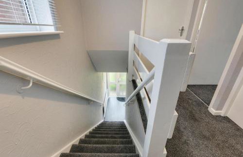 Superb 3 bed house, homely comforts close to supermarkets, with private parking on gated premise - Photo 39