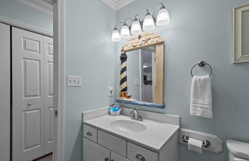 Colorful Emerald Isle Home Just Steps to Beach! - Foto 10