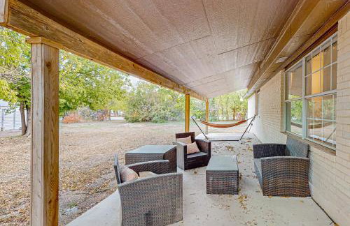 Beautiful dog-friendly home with fireplace, large yard, hammock, W/D, and AC - Foto 1