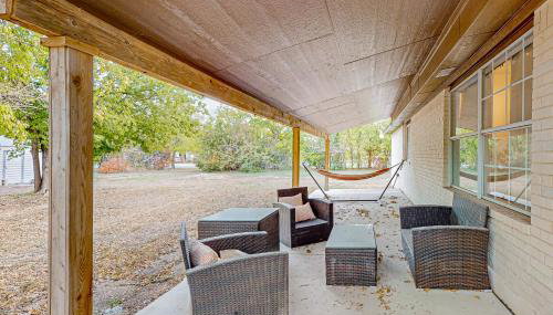 Beautiful dog-friendly home with fireplace, large yard, hammock, W/D, and AC - Foto 1