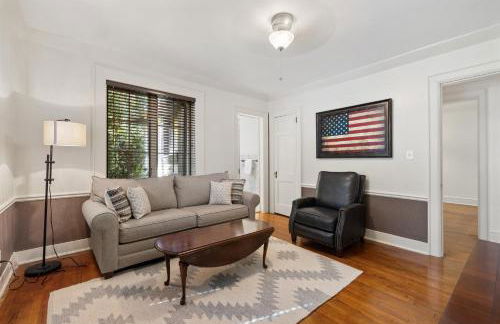 Stylish Mountain Retreat with Sunroom and Pergola - Foto 22