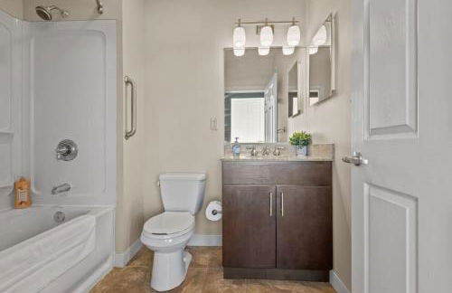 Sleek 2BR Downtown Retreat with Gym - Foto 20