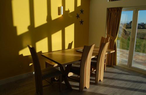 Beautiful, Modern Villa 5 mins walk from the Stunning Bay at Trearddur - Photo 2