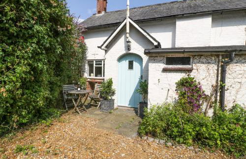 Downton Lodge - Photo 1